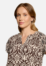 Blusenshirt mit Rüschen / Detailbild