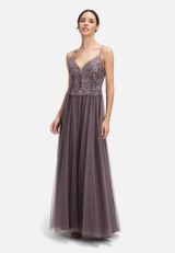 Abendkleid mit Stickerei / Modellfoto Vorderseite