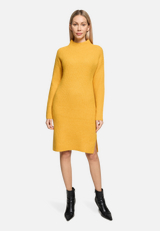 Strickkleid mit Stehkragen / Modellfoto Vorderseite