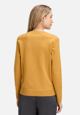 Basic-Strickpullover mit Rundhalsausschnitt / Modellfoto Rückseite