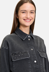 Jeansjacke mit aufgesetzten Taschen / Detailbild
