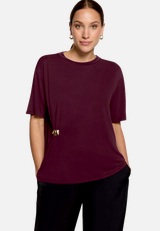 T-Shirt   mit Schnalle  / Modellfoto Vorderseite