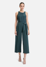 Jumpsuit mit Bindegürtel / Modellfoto Vorderseite