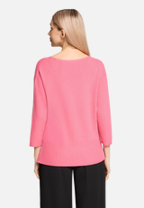 Feinstrickpullover mit V-Ausschnitt / Modellfoto Rückseite