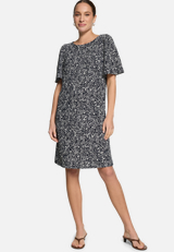 Blusenkleid mit Blumenprint / Modellfoto Vorderseite (Outfit)