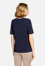 T-Shirt  mit Print "Hugs and Kisses"  / Modellfoto Rückseite