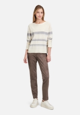 Feinstrickpullover mit Lurexfaden / Modellfoto Vorderseite (Outfit)