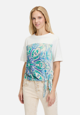 Rundhals-Shirt mit Schleifenknoten / Modellfoto Vorderseite