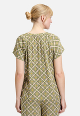 Blusenshirt mit Muster / Modellfoto Rückseite