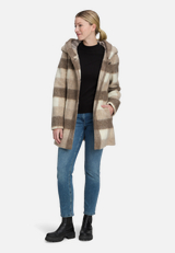 Kurzmantel mit Kapuze / Modellfoto Vorderseite (Outfit)