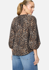 Schlupfbluse  mit Leoprint / Modellfoto Rückseite