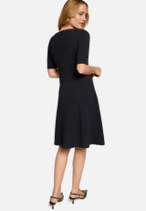 Jerseykleid mit Gürtel / Modellfoto Rückseite