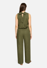 Jumpsuit mit hohem Kragen / Modellfoto Rückseite