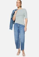 Basic Shirt  mit U-Boot-Ausschnitt / Modellfoto Vorderseite (Outfit)
