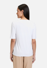 Basic Shirt mit Rundhalsausschnitt / Modellfoto Rückseite