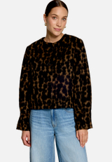 Flauschige Jacke  mit Knöpfen  / Modellfoto Vorderseite