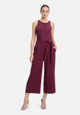 Jumpsuit mit Bindegürtel / Modellfoto Vorderseite