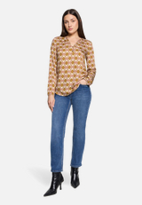 Casual-Bluse mit Knöpfen / Modellfoto Vorderseite (Outfit)