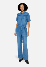 Jumpsuit mit Bindegürtel / Modellfoto Vorderseite
