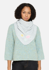 Winterschal mit Applikation / Modellfoto Vorderseite