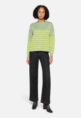 Strickpullover mit U-Boot-Ausschnitt / Modellfoto Vorderseite (Outfit)