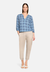 Casual-Bluse mit Muster / Modellfoto Vorderseite (Outfit)