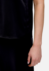 Satin-Bluse mit V-Ausschnitt / Detailbild