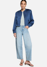 Satin-Jacke  mit Reißverschluss  / Modellfoto Vorderseite (Outfit)