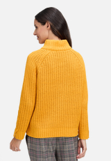 Strickpullover mit Stehkragen / Modellfoto Rückseite