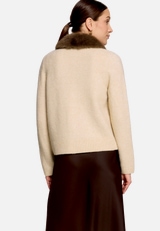 Strickjacke mit Kunstfellkragen / Modellfoto Rückseite