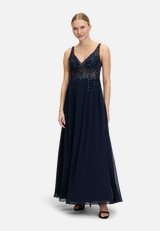 Abendkleid mit Stickerei / Modellfoto Vorderseite