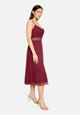 Cocktailkleid mit Wasserfallausschnitt / Modellfoto Vorderseite (Outfit)