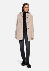Wolljacke mit Kapuze / Modellfoto Vorderseite (Outfit)