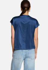 Satinbluse  kurzarm mit Stehkragen / Modellfoto Rückseite