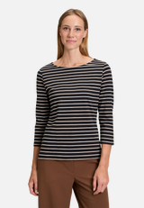 Ringelshirt mit U-Boot-Ausschnitt / Modellfoto Vorderseite