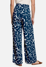 Stoffhose mit Blumenmuster  / Modellfoto Rückseite