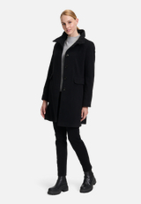 Wollmantel mit Stehkragen / Modellfoto Vorderseite (Outfit)