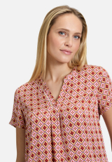 Blusenshirt mit Rüschen / Detailbild