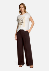 Printshirt mit Ärmelaufschlag / Modellfoto Vorderseite (Outfit)
