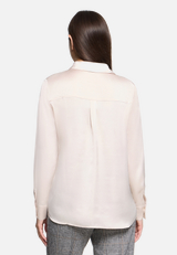 Hemdbluse langarm / Modellfoto Rückseite