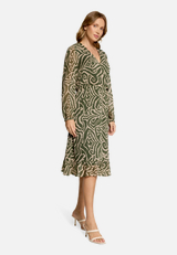 Chiffonkleid mit Muster / Modellfoto Vorderseite (Outfit)