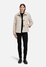 Wolljacke mit Kragen / Modellfoto Vorderseite (Outfit)