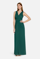 Abendkleid mit V-Ausschnitt / Modellfoto Vorderseite (Outfit)