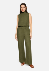 Jumpsuit mit hohem Kragen / Modellfoto Vorderseite