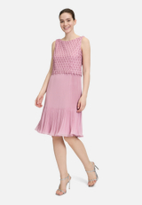 Cocktailkleid mit Plissee / Modellfoto Vorderseite (Outfit)