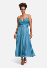 Abendkleid mit Stickerei / Modellfoto Vorderseite