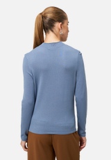 Feinstrickpullover mit hohem Kragen / Modellfoto Rückseite