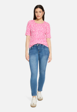 Basic Shirt mit Rippenstruktur / Modellfoto Vorderseite (Outfit)