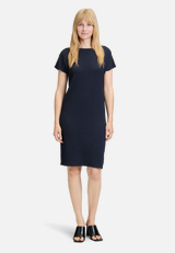 Plisseekleid kurzarm / Modellfoto Vorderseite (Outfit)