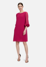 Cocktailkleid mit Rüschen / Modellfoto Vorderseite (Outfit)